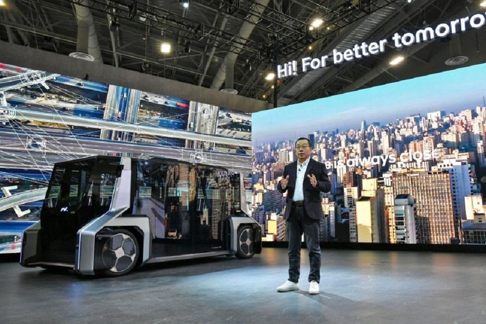 CEO Hyundai Mobis Cho Sung-hwan mengumumkan kerja sama perusahaan dengan Qualcomm untuk teknologi mengemudi otonom di pameran Consumer Electronics Show (CES) 2023 di Las Vegas.   