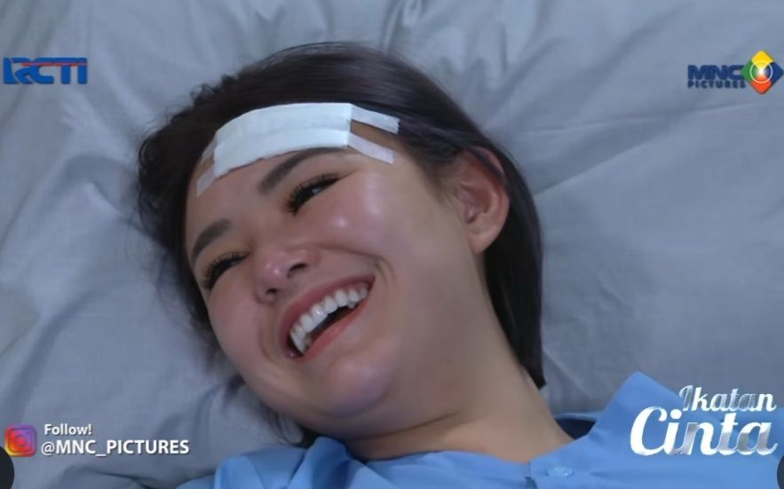 Andin terharu dan bahagia saat mengetahui kalau dirinya tengah hamil lagi. Sikap manja Andin kerap muncul saat tengah berduaan dengan Aldebaran.    