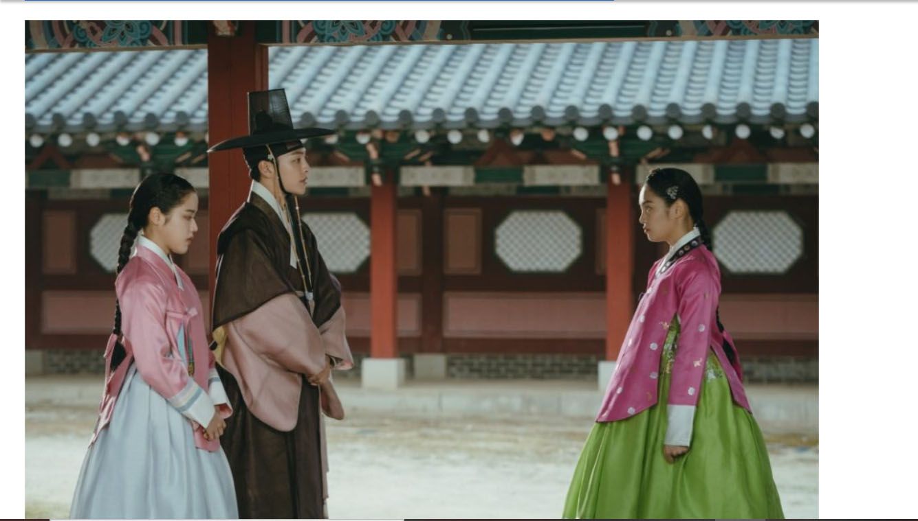 Lee Seo Yi terlihat tidak terlalu senang setelah bertemu dengan Yoo Se Poong dan Seo Eun Woo bersama.