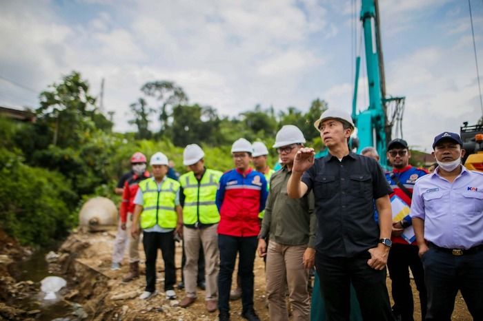 Wali Kota Bogor Bima Arya bersama Wakil Wali Kota Bogor Dedie A. Rachim meninjau proyek pembangunan Underpass Stasiun Batutulis Bogor.