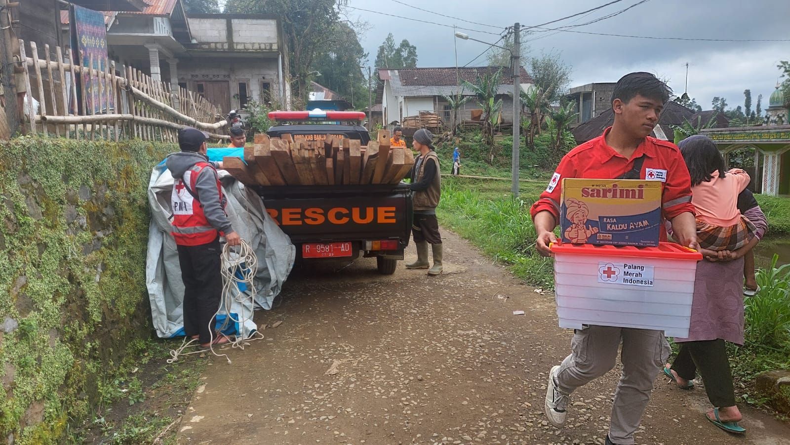 Relawan BPBD, PMI dan Dinas Sosial Banjarnegar distribusikan bantuan darurat