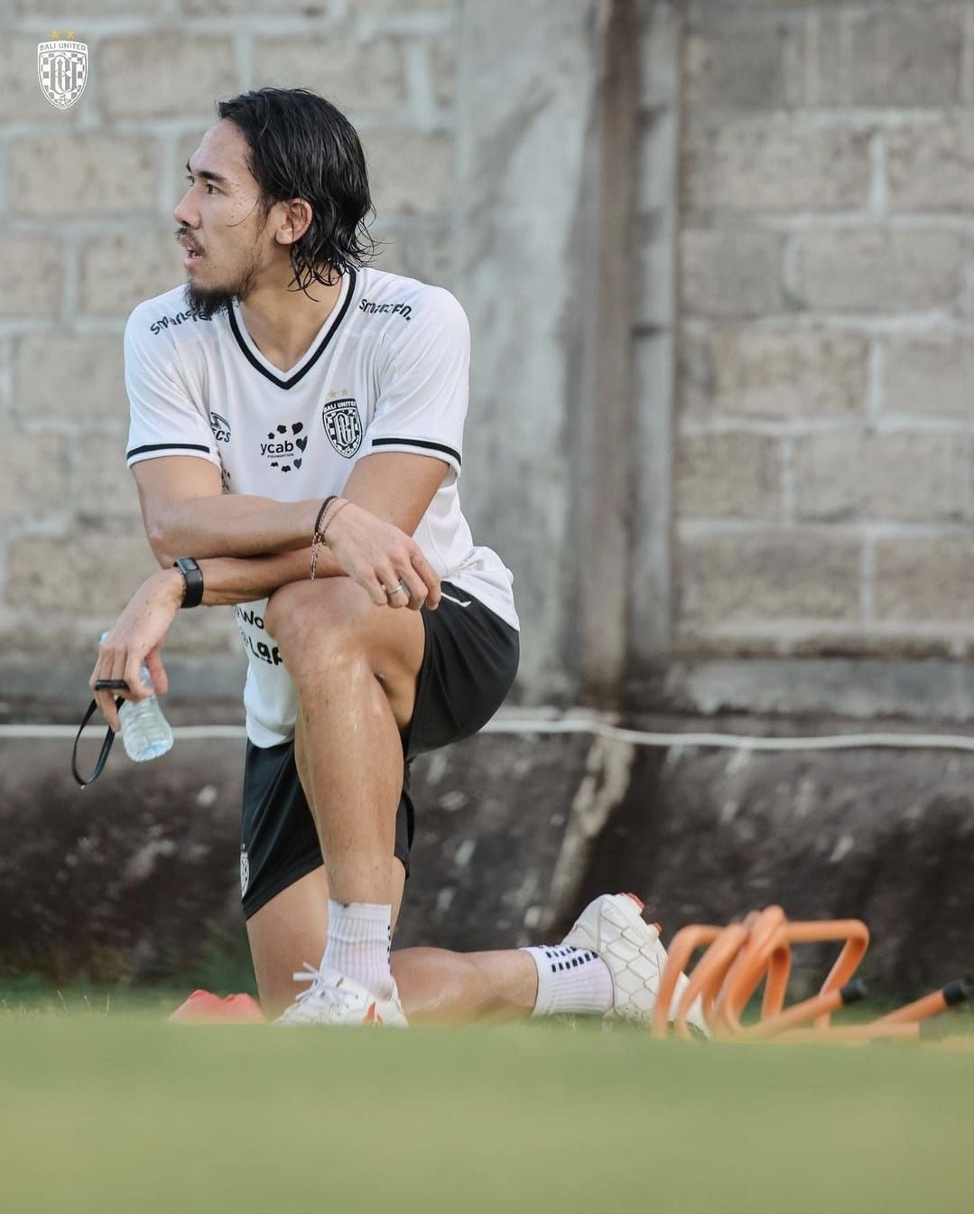 Bek tengah Bali United Ryuji Utomo saat menjalani sesi latihan perdana di Lapangan Gelora Trisakti Legian