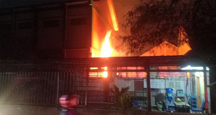 SDN 1 Sukapura Kiaracondong Kota Bandung dilanda kebakaran, Rabu 11 Januari 2023 malam.