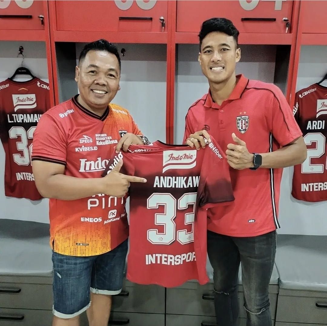 Ketua Semeton Bulldog Ketut Subudi saat berfoto dengan bek kanan Bali United I Made Andhika Wijaya di locker room Stadion Kapten I Wayan Dipta beberapa waktu lalu