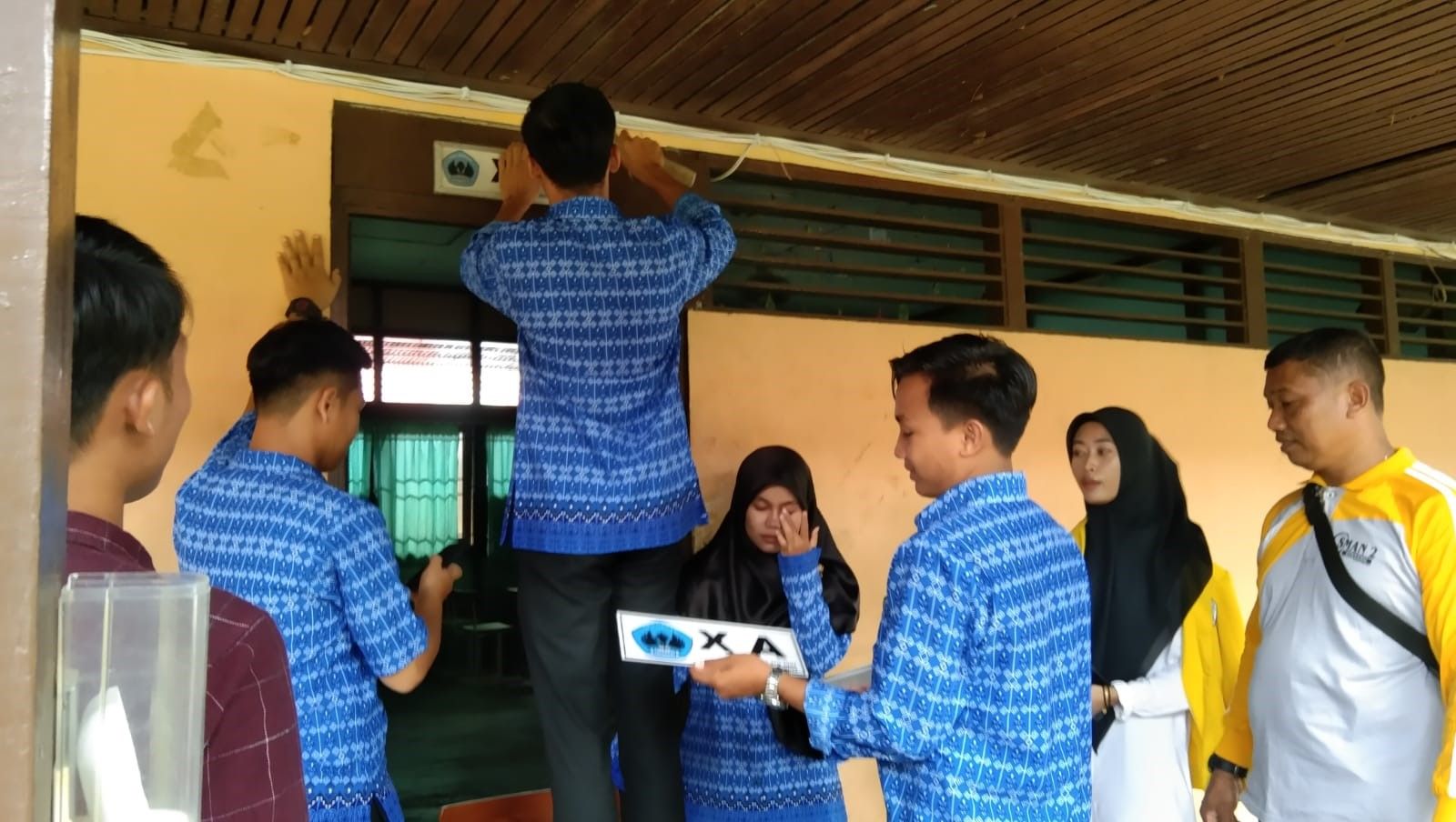 Mahasiwa PLP 2 IKIP PGRI Pontianak membantu lakukan perawatan sarana dan prasarana di SMA Negeri 2 Sintang