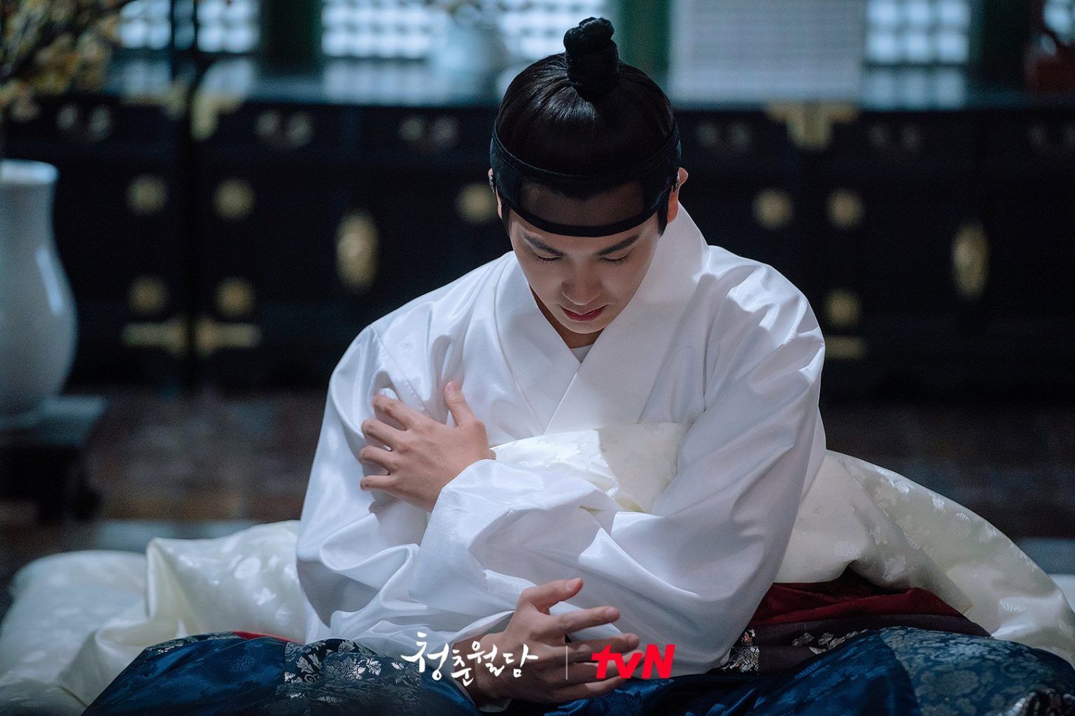 KDrama terbaru Our Blooming Youth menampilkan aktor Park Hyung Sik  yang berperan sebagai pangeran berhati dingin yang menyimpan rasa sakit karena berada di lingkaran kutukan, Berikut Link Nontonya