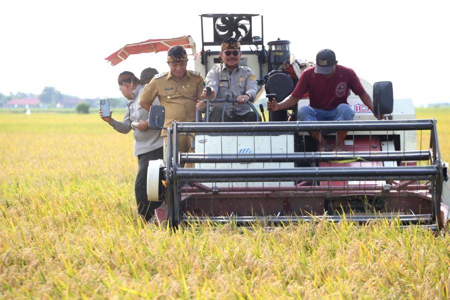 Menteri Pertanian, Syahrul Yasin Limpo mengoperasikan mesin panen padi di Karawang, Jawa Barat, 9 januari 2023.