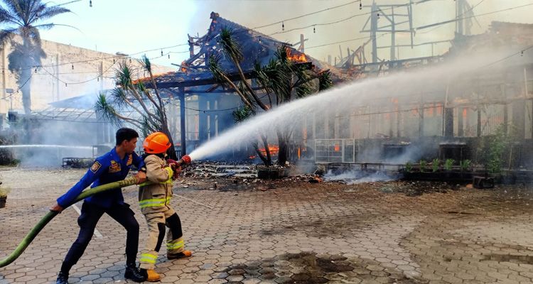 Petugas damkar Diskar PB Kota Bandung saat memadamkan kebakaran RM Ampera Jalan Soekarno Hatta Kota Bandung Kamis, 12 Januari 2023.