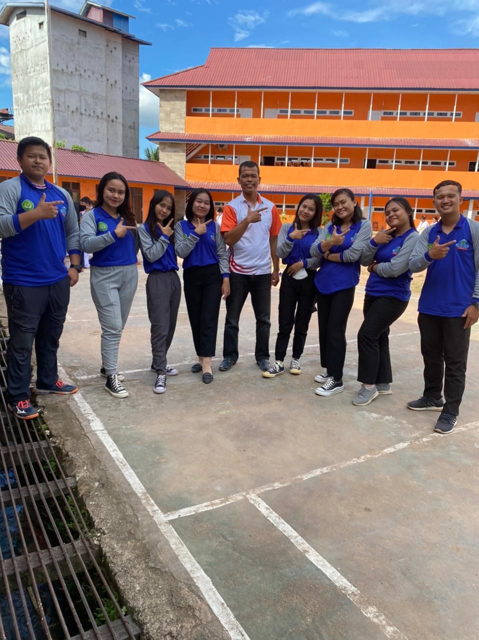 Mahasiswa PLP 2 IKIP PGRI Pontianak bersama guru olahraga di SMA Panca Setya, Sintang