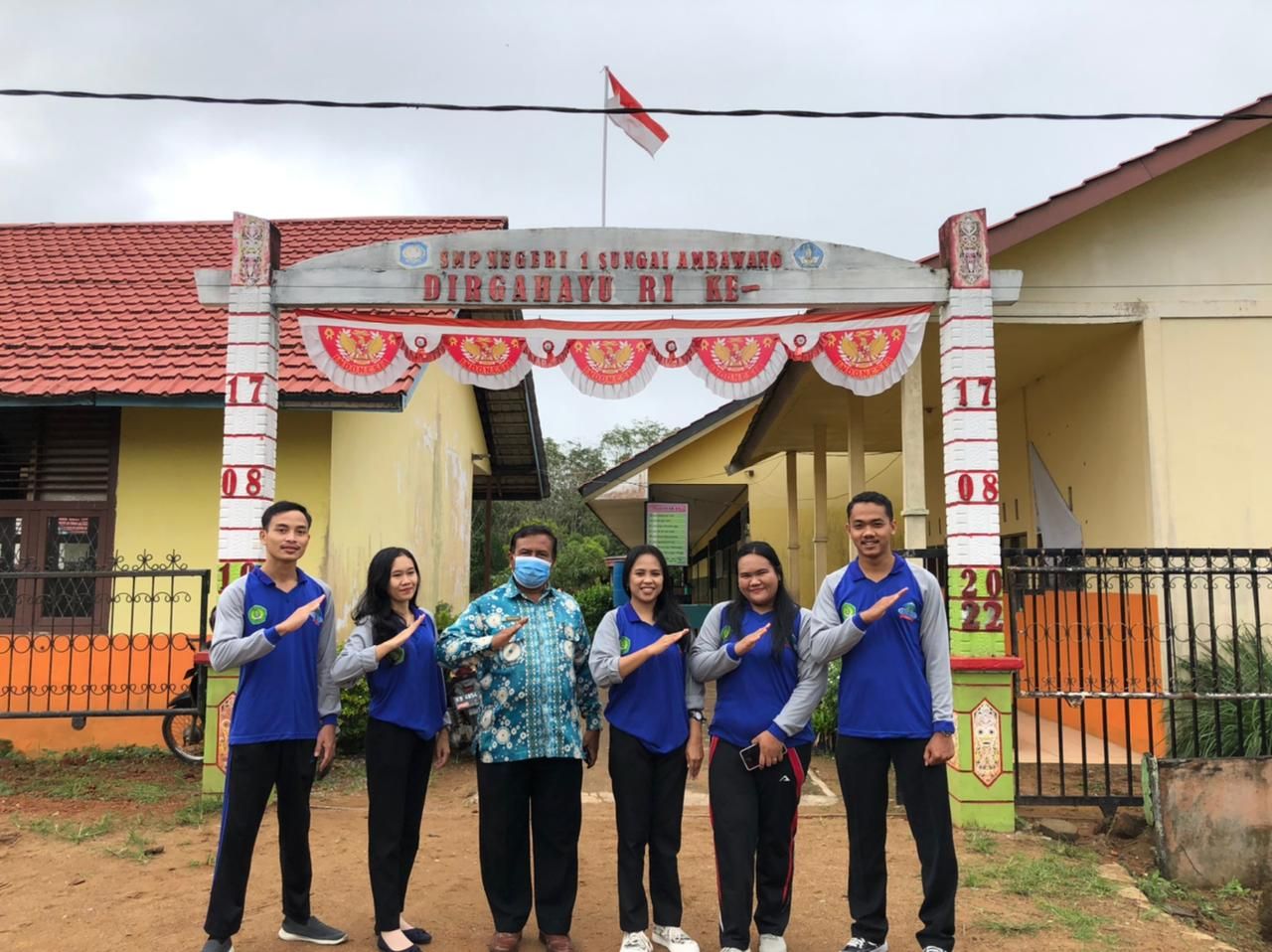 Mahasiswa IKIP PGRI Pontianak dan kepala sekolah SMP N 1 Sungai Ambawang
