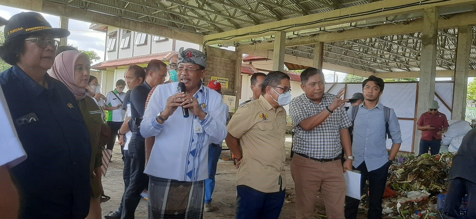 Menteri Lingkungan Hidup dan Kehutanan Siti Nurbaya Bakar (paling kiri) mendengar penjelasan Kadis LH Klungkung Ketut Suadnyana. Kanan, Dirut PT Cahaya Terang Bumi Lestari (CTBL) memaparkan teknis, mekanik dan operasional mesin pengolah sampah di TOSS Center Karangdadi Klungkung, 11 Januari 2023