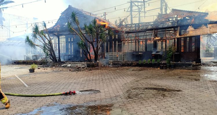 Kebakaran RM Ampera di Jalan Soekarno Hatta No.618, Kelurahan Manjahlega, Kecamatan Rancasari, Kota Bandung, Kamis 12 Januari 2023