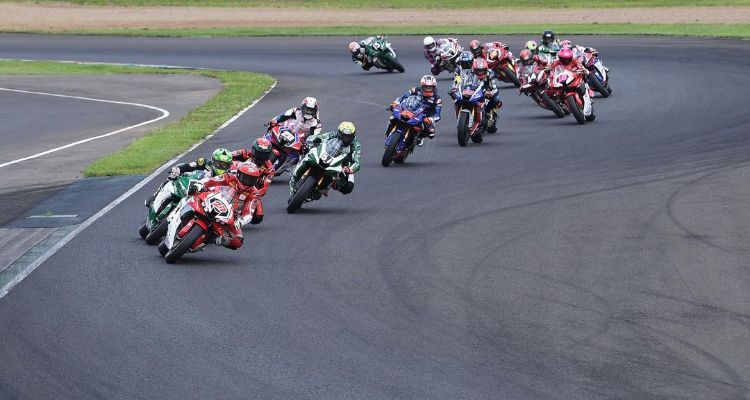 Inilah link live streaming ajang balapan Asia Road Racing Championship 2023 (ARRC 2023) seri 1 untuk Race 2 pada hari ini Minggu, 26 Maret 2023 siang. Cek jadwal, dan siapa juara?