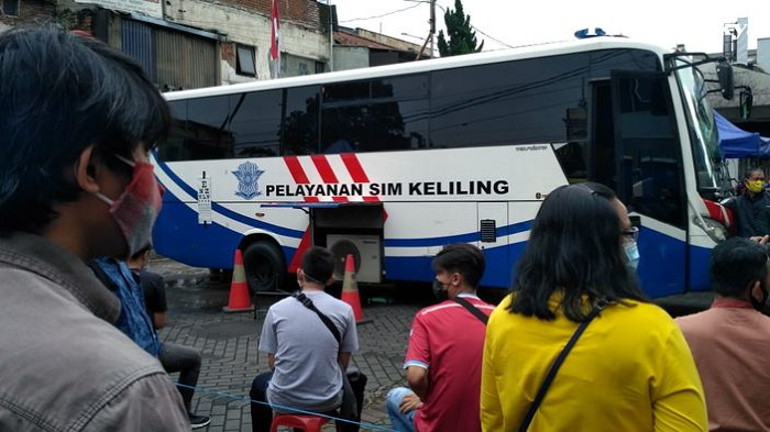 Ilustrasi warga sedang melakukan perpanjangan SIM dari layanan SIM Keliling oleh polisi