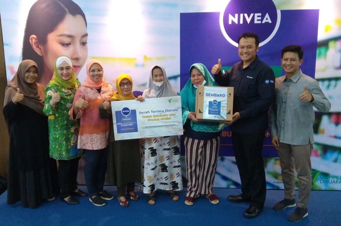  Bersama Tiga Perempuan Tangguh Utammi Sri Lestari, S.T (Manager of Corporate Partnership & CSR Dompet Dhuafa),  Fajar Dharmawangsa (Head of Shopper & Customer Marketing PT. Beiersdorf Indonesia),  Abo Haryanto (Category Manager for Skin Care · PT Duta Intidaya Tbk (Watsons Indonesia).