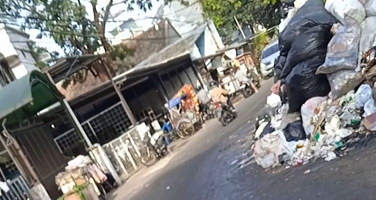 Penumpukan sampah di dekat Pasar Pamoyanan di Cicendo Kota Bandung, Jumat 13 Januari 2023.