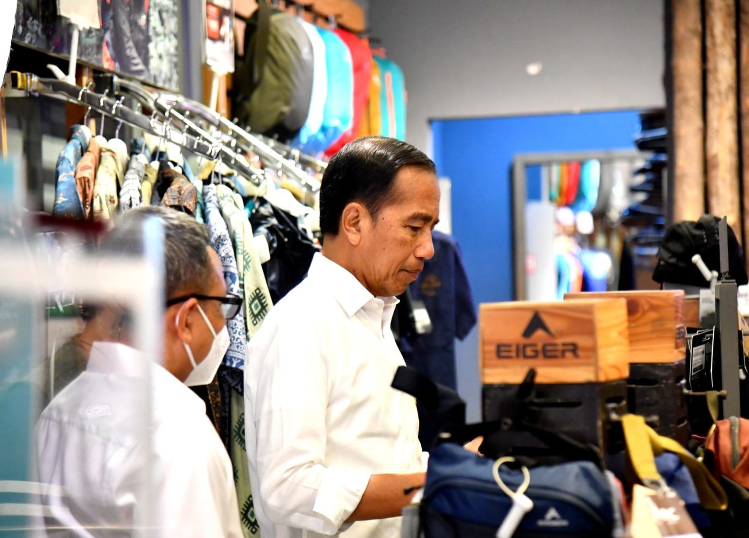 Presiden Joko Widodo mengunjungi salah satu toko di pusat perbelanjaan pada 12 Januari 2023, setelah dicabutnya kebijakan PPKM