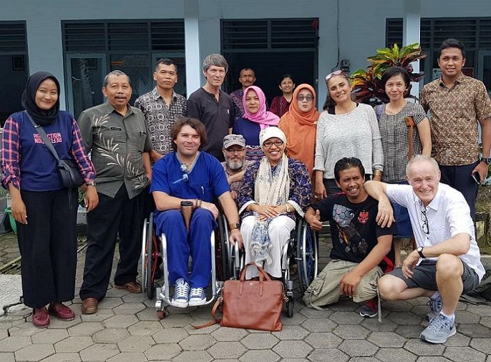 Risnawati Utami (tengah kanan-di kursi roda), seorang alumnus Fakultas Hukum (FH) Universitas Sebelas Maret (UNS) Surakarta, berhasil menjadi Warga Negara Indonesia (WNI) pertama yang terpilih sebagai anggota komite penyandang disabilitas di Perserikatan Bangsa-Bangsa (PBB).
