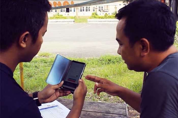Warga Kabupaten Cirebon tengah mengisi data via ponsel untuk pengajuan pembuatan Kartu Keluarga.