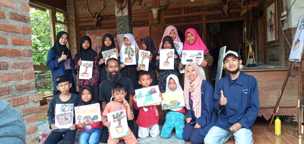 Potret kelompok KKM STKIP Padhaku Indramayu bersama Saitor Hidayat seniman multitalenta asal Rancajawat beserta para murid lukisnya.