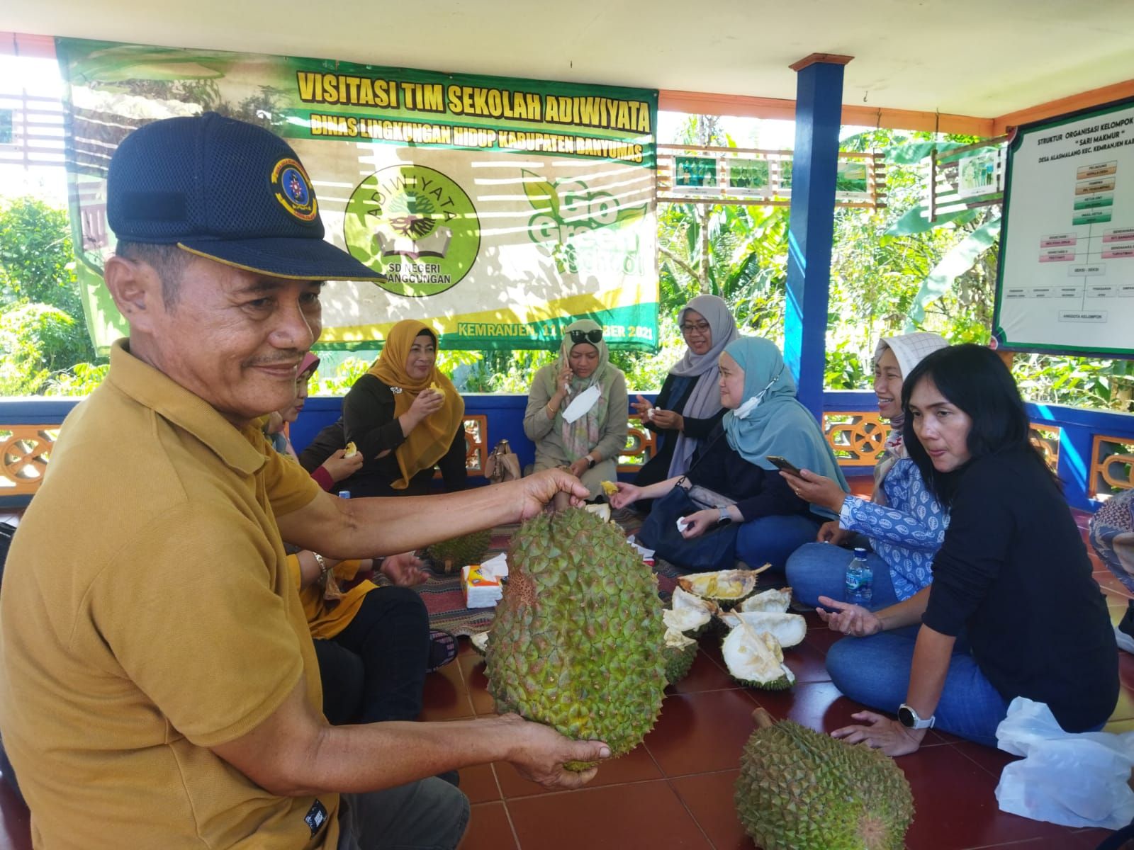 Sejumlah pengunjung asal Jakarta sedang menikmati durian. Durian Bawor Pak Sarno beratnya dari dua kilogram hingga 15 kilogram.