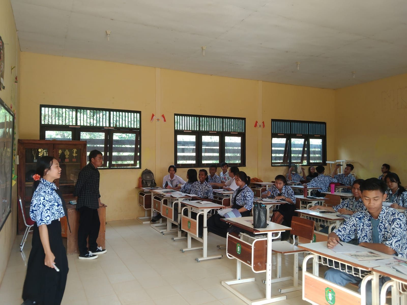 Mahasiswa PLP 2 IKIP PGRI Pontianak sedang melakukan praktek mengajar di dalam kelas di SMA N 2 Mempawah Hulu