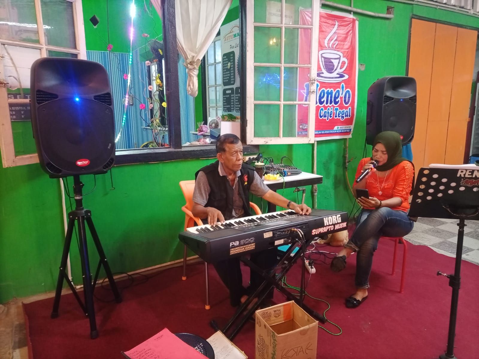 Salah satu pengunjung Meneo Cafe Tegal sedang karaoke.