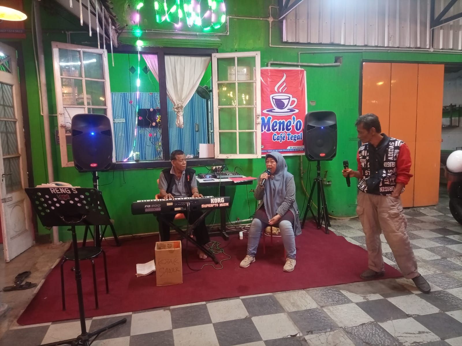 Pengunjung Meneo Cafe Tegal sedang karaoke