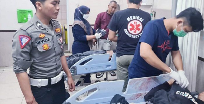Tenaga medis menangani korban tabrakan di Kota Banjar.*