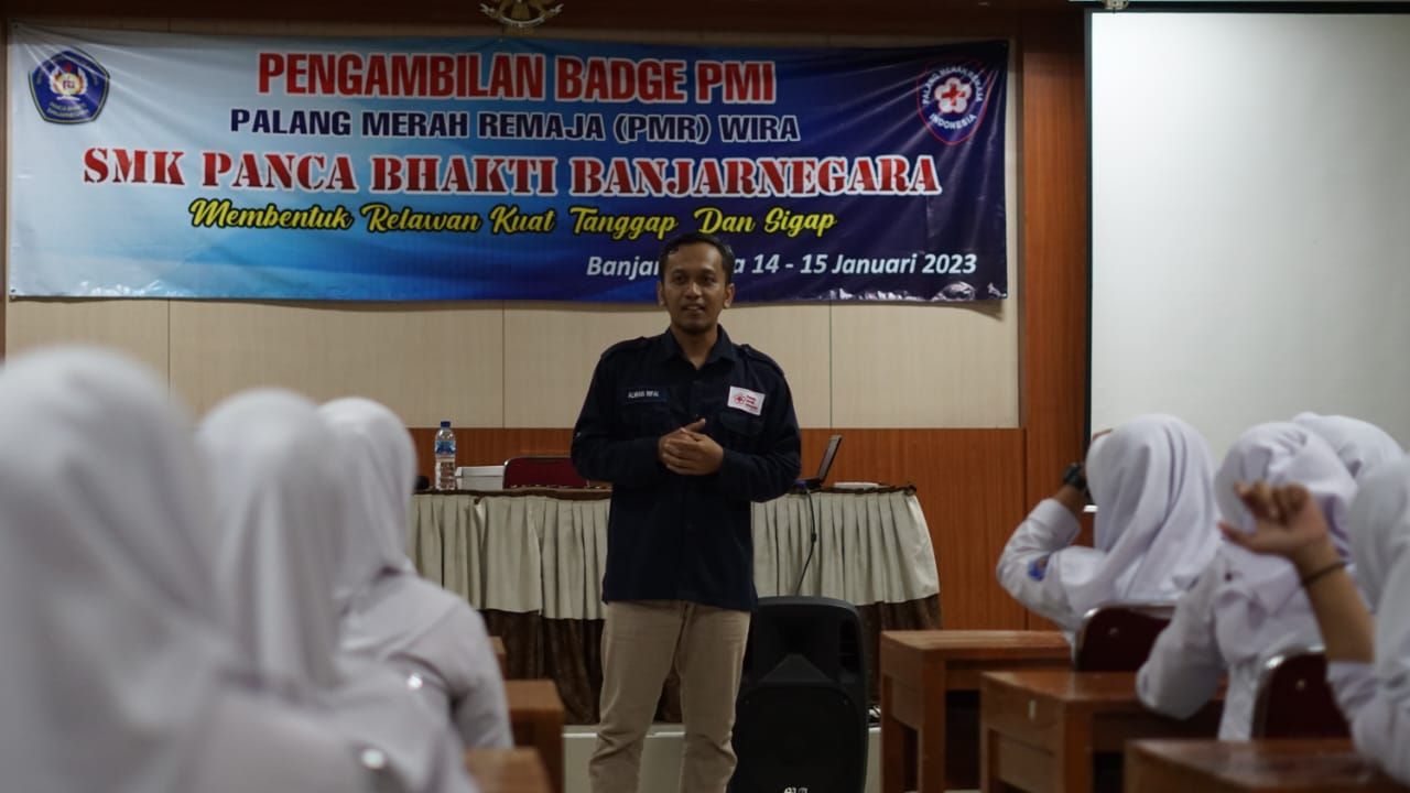 Humas PMI Kabupaten Banjarnegara sampaikan materi Kepalangmerahan dan DDS dalam reorganisasi dan orientasi PMR unit SMK Panca Bhakti Banjarnegara