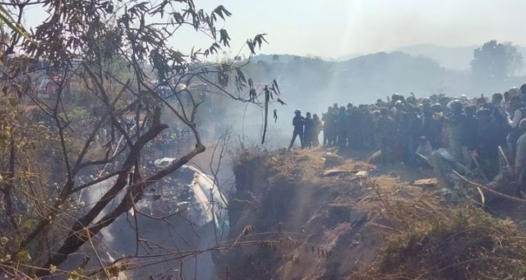 Kerumunan warga di lokasi pesawat jatuh di Nepal.