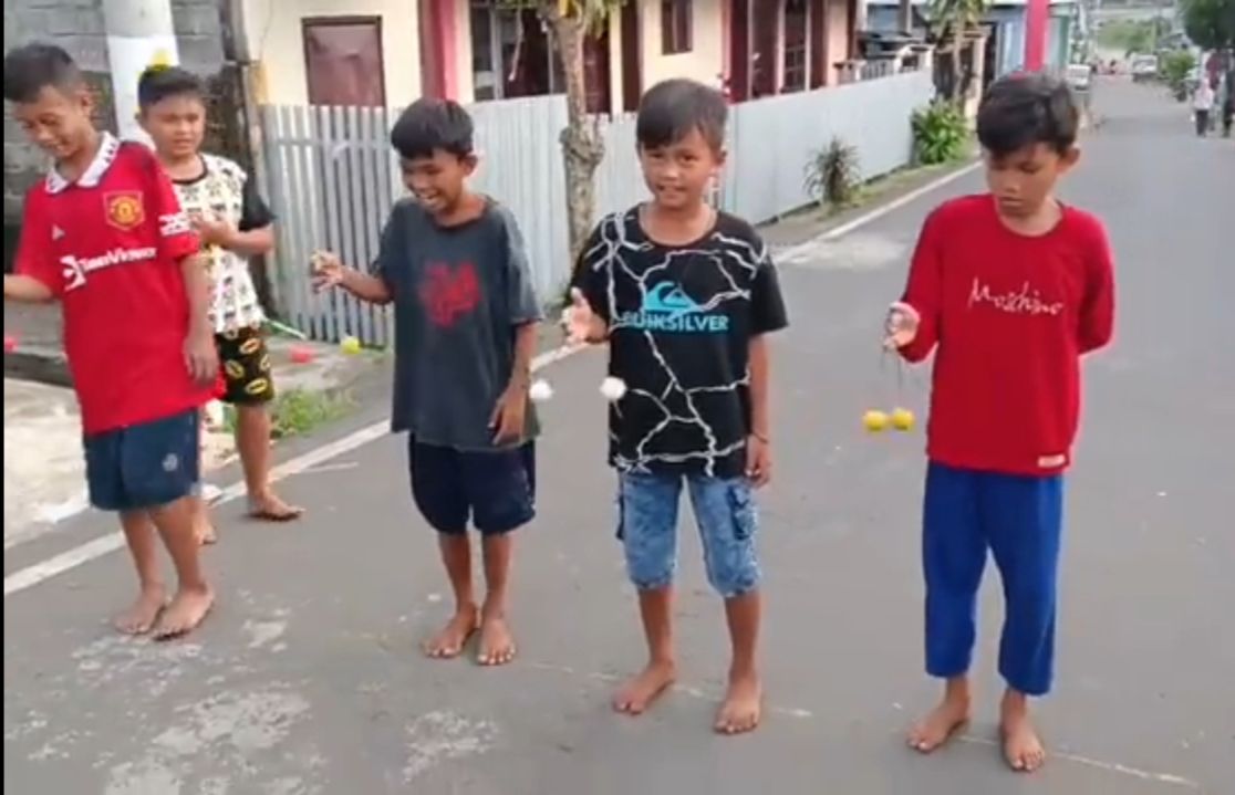 Permainan latto latto kini mulai digemari anak anak di Indonesia.