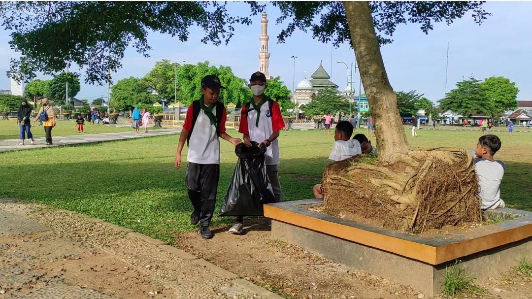 Siswa SMPN 1 Bawang lakukan aksi bersih sampah di sekitar alun-alun Banjarnegara pada Car Free Day Minggu 15 Januari 2023