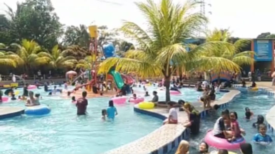 Water Boom Tigaraksa Kabupaten Tangerang, Pemandangan Unik Pohon Nyiur ...