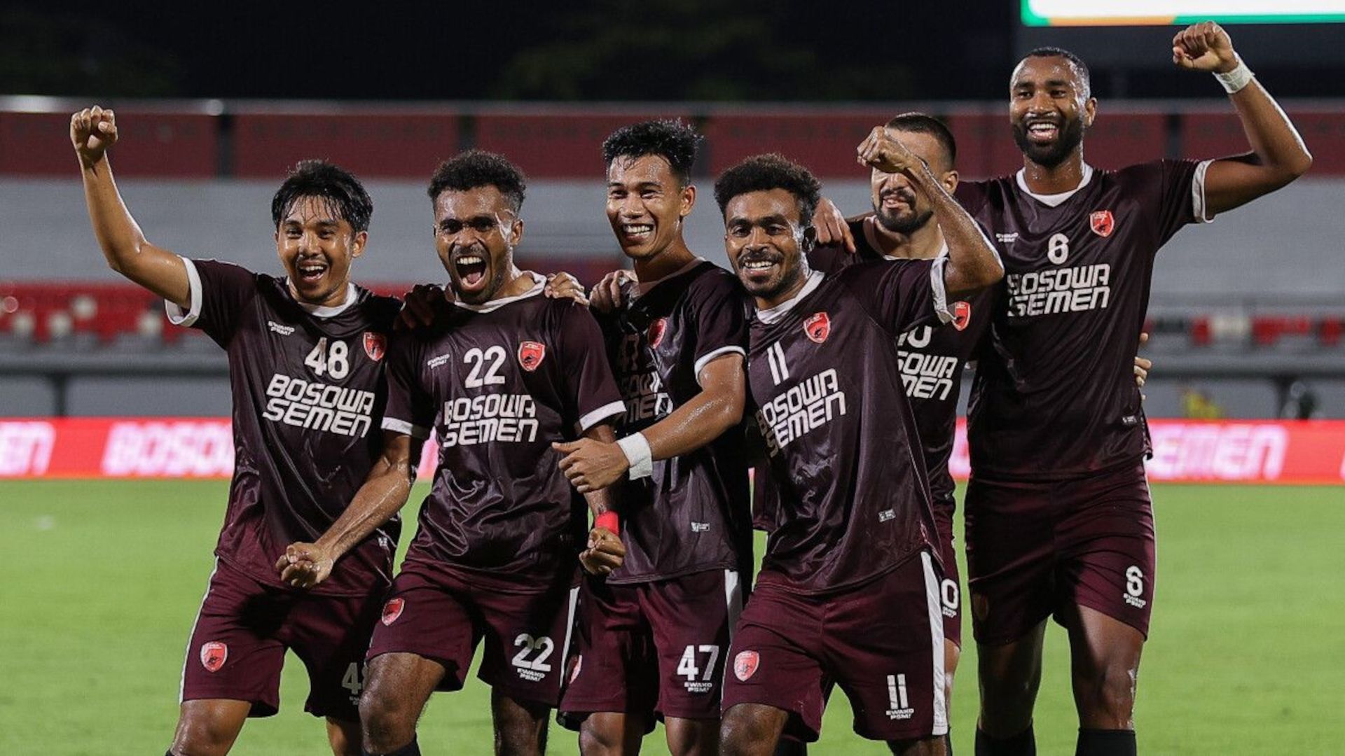 Para pemain PSM Makassar melakukan selebrasi setelah mengalahkan PSS Sleman dan merai puncak klasemen sementara BRI Liga 1 2022-2023