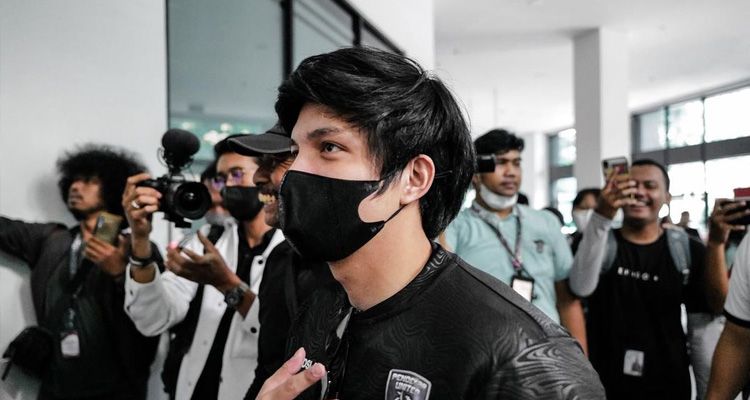 Atta Halilintar dampingi Erick Thohir daftarkan diri sebagai Calon Ketum PSSI, Minggu 15 Januari 2023 pagi di GBK Arena, Senayan, Jakarta.