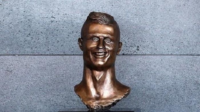 Patung kepala Cristiano Ronaldo.
