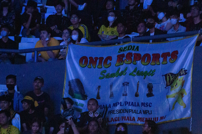 Spanduk unik ala warung pecel lele Lamongan dari pendukung ONIC Esports, Sobat SONIC di Tenis Istoora Senayan, Jakarta, Sabtu (14/1/2023).