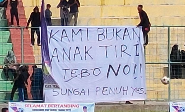 Aksi pembentangan spanduk bentuk kekecewaan masyarakat Tebo terhadap pelaksanaan Gubernur Cup 2023 di stadion Sri Maharaja Batu Kabupaten Tebo Provinsi Jambi.