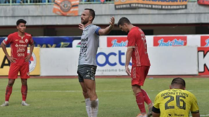 Penyerang Bali United Ilija Spasojevic berselebrasi saat berhasil mencetak gol balasan ke jala Persija Jakarta dalam lanjutan BRI Liga 1 2022/2023