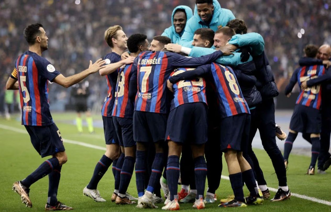 Pemain Barcelona, Pedri merayakan gol bersama rekan setimnya dalam laga melawan Real Madrid pada 15 Januari 2023.