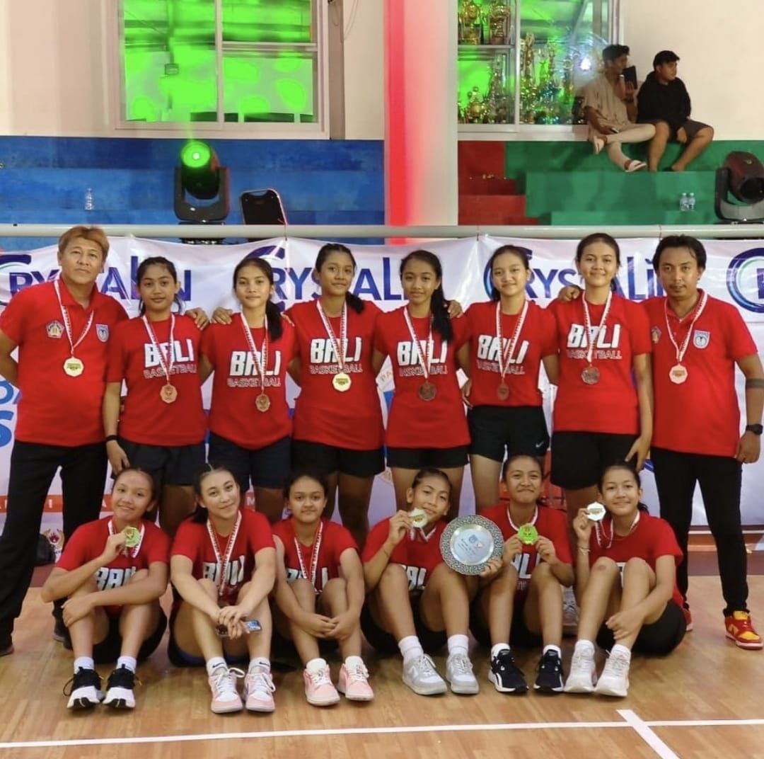 Tim Basket Putri Bali U-15 menunjukkan medali yang didapat sebagai runner Kejurnas Basket U-15 di Pangkal Pinang