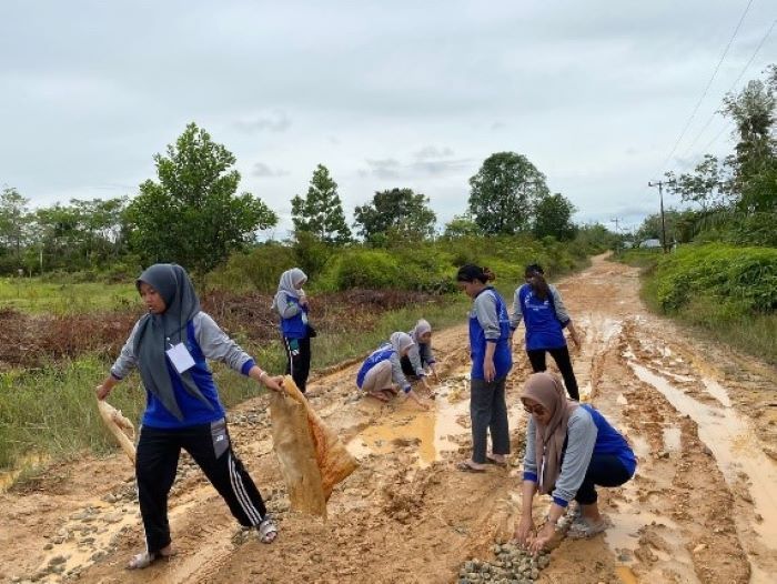 Mahasiswa KKM IKIP PGRI Pontianak adakan les hingga bantu perbaiki jalan di Desa Nusa Pandau, Nanga Pinoh
