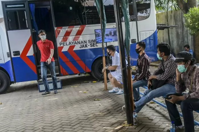 Warga antre untuk memperpanjang surat izin mengemudi (SIM) di layanan SIM Keliling di kawasan Kalibata, Jakarta.