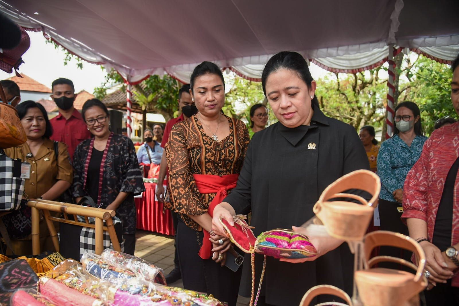 Ketua DPR RI Puan Maharani berkunjung ke sentra Usaha Mikro Kecil Menengah (UMKM) di Denpasar, Bali, Senin, 16 Januari 2023.