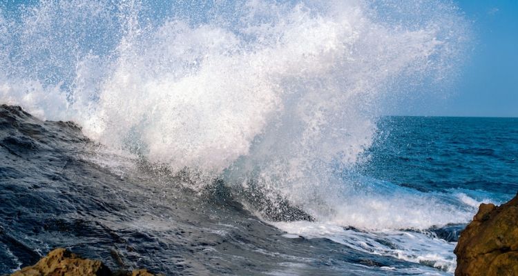 Ilustrasi gelombang tinggi - BMKG mengimbau adanya potensi gelombang laut yang tinggi di sekitar Selat Bali, pada tanggal berikut ini.