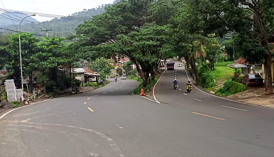 Suasana simpang Nagreg, Kabupaten Bandung, Jawa Barat masa kini sebelum jalan tol Getaci dibangun.