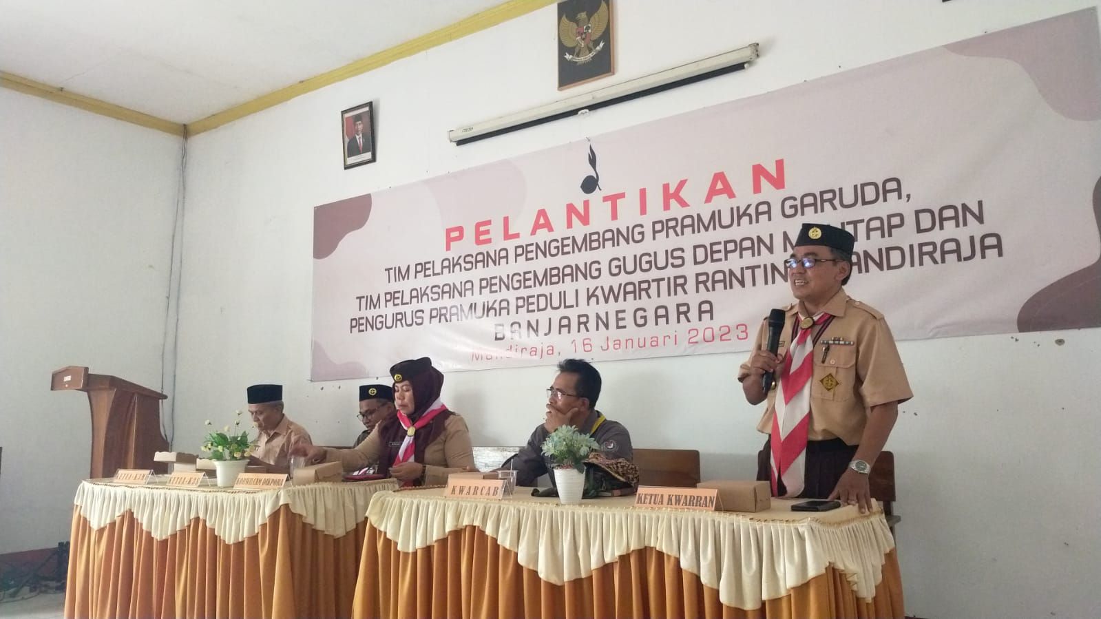 Ketua Kwartir Ranting Pramuka Kecamatan Mandiraja Slamet Purwanto berikan sambutan dalam kegiatan pelantikan tiga kepengurusan program pramuka di Kecamatan Mandiraja pada Senin 16 Januari 2023