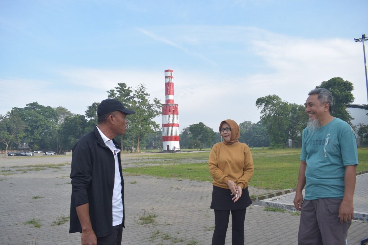 Bupati  Subang berkomunikasi dengan Warga saat meninjau Menara Pandang
