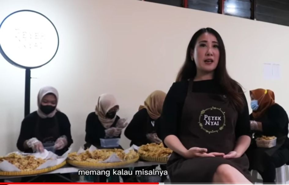 KISAH SUKSES! Lulusan Universitas Ternama Amerika Tak Ragu Bisnis Peyek, Omzet Tembus Ratusan Juta